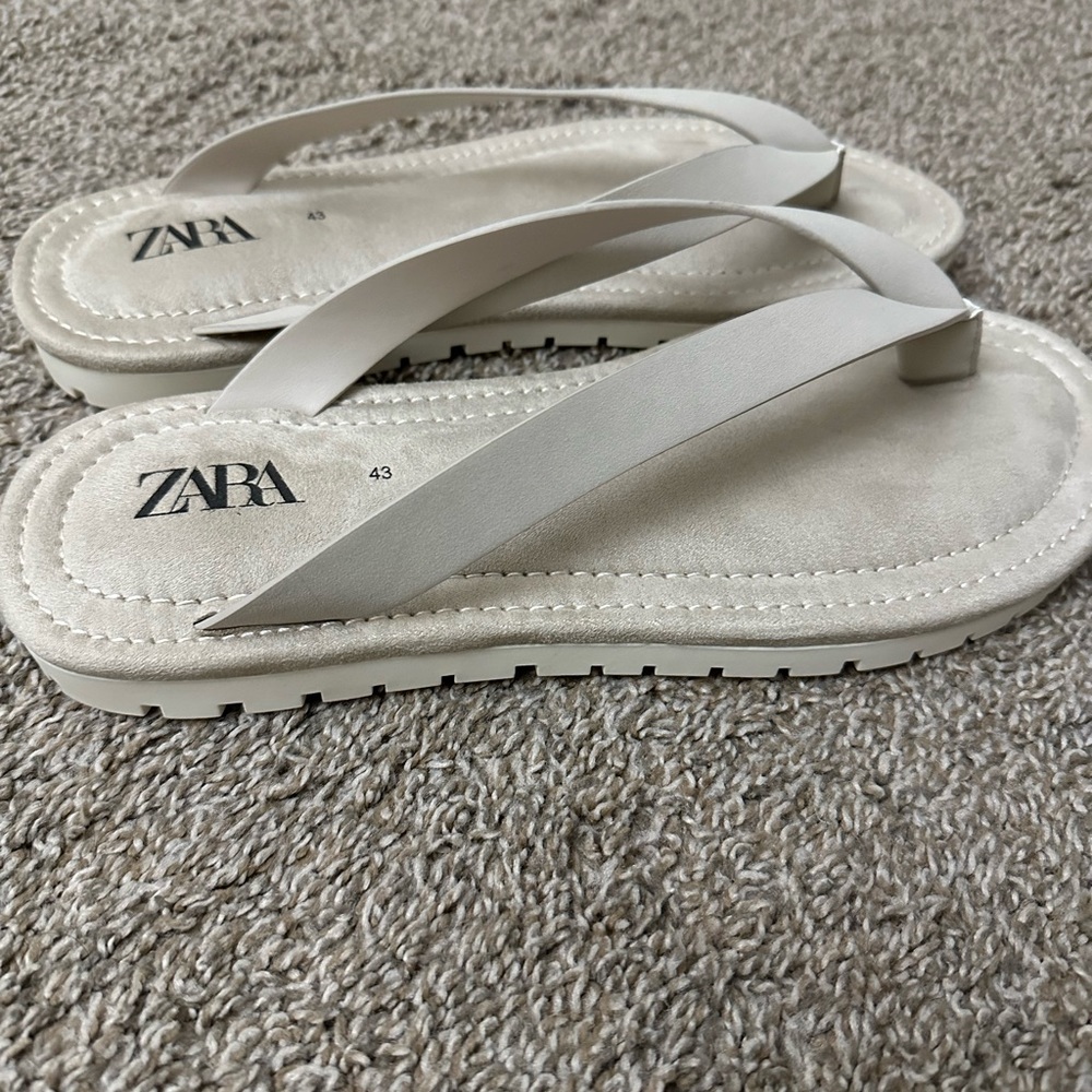 Zara Mens’s size 10 (43 EU) never worn tan and white faux suede flip flops!!!